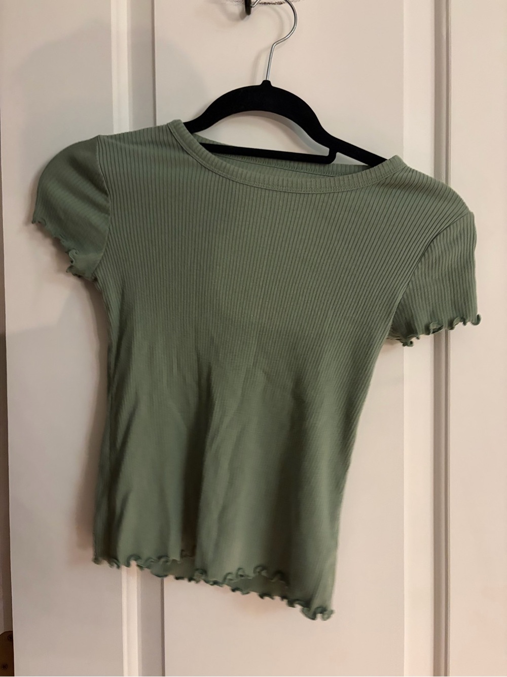 Girls Ribbed Lettuce-Edge Tee - Sage Green never worn no tag size 6-7 years old